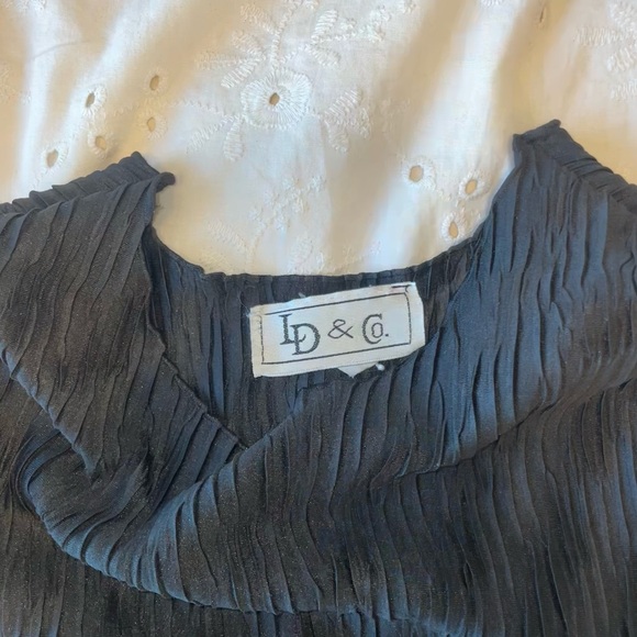 Pleated black tank - Picture 4 of 4